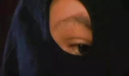 Henley Hart zog sexfilme privat sich aus und zeigte eine schmale Mütze