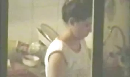Das Mädchen lutscht einen Lutscher und rollt sich zu dem schlafenden sexfilme privat Mann