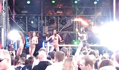 Was macht Lola private deutsche pornos Foxx auf dem Spielplatz?