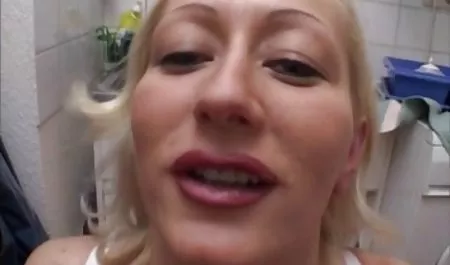 Die süße Blondine bückt sich und lässt sich von kostenlose private amateur pornos ihm durchdringen