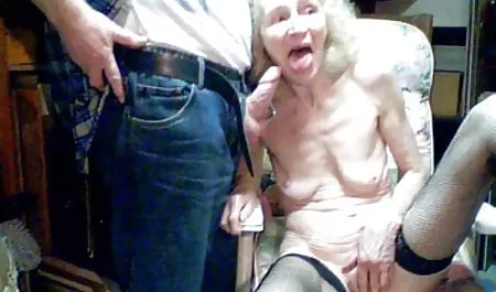 Grünäugige und rothaarige Frau bekommt einen geile hausfrauen sexfilme doppelten Orgasmus