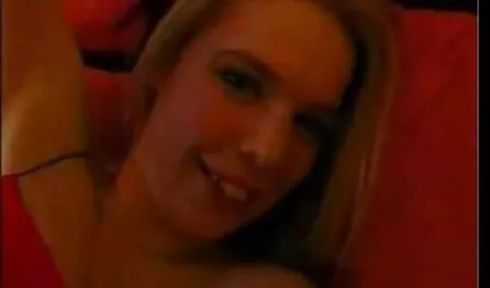 Die schlanke Daria Glower wird auf einer schwarzen echte private pornos Couch gefickt