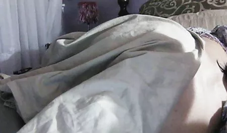 Wie ein Fotograf ein Mädchen für einen Blowjob ausbreitet private amateur pornos