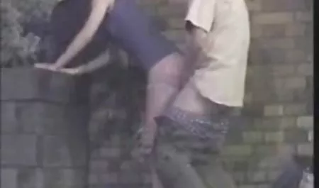 Brünette befriedigt sich mit einem riesigen schwarzen private deutsche amateur pornos Dildo