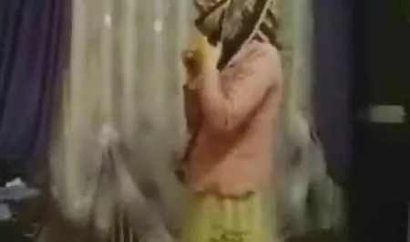 Eine schlanke private kostenlose pornos Blondine zieht sich aus und schmatzt auf einem Ledersofa