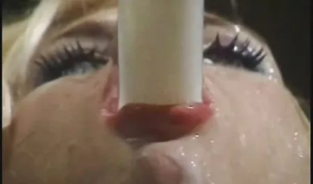 Mädchen sexfilme von privat gibt einem Mitglied auf einem Stock ein Interview