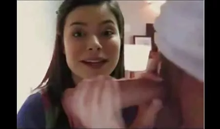 Eine Brünette auf einer kostenlose private sexfilme Schubkarre hat einen Typen ausgezogen