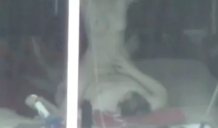 Das Mädchen private pornoclips im Körper saugt