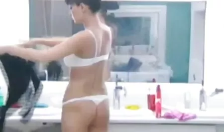 MILF unterbrach das kostenlose private amateur pornos Bügeln, um zu masturbieren