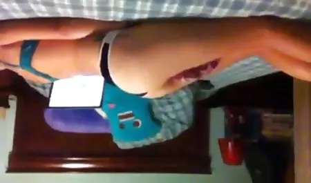 Brünette spielt mit pornofilme privat kostenlos ihrer Muschi