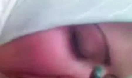 Hand in einer Vagina in einem Mädchen mit Brille private kostenlose sexfilme